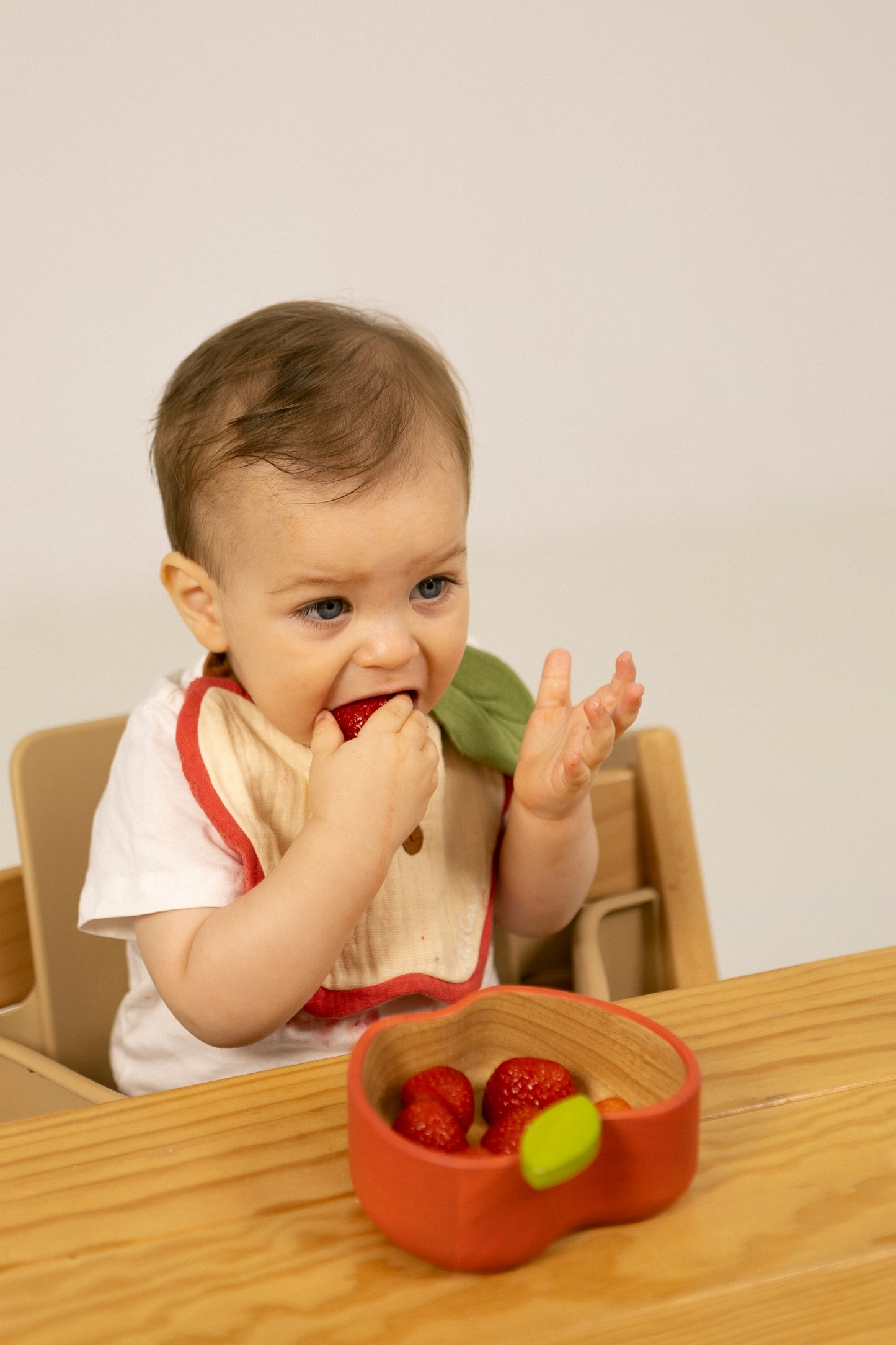 Oli & Carol - Pepa The Apple Bib