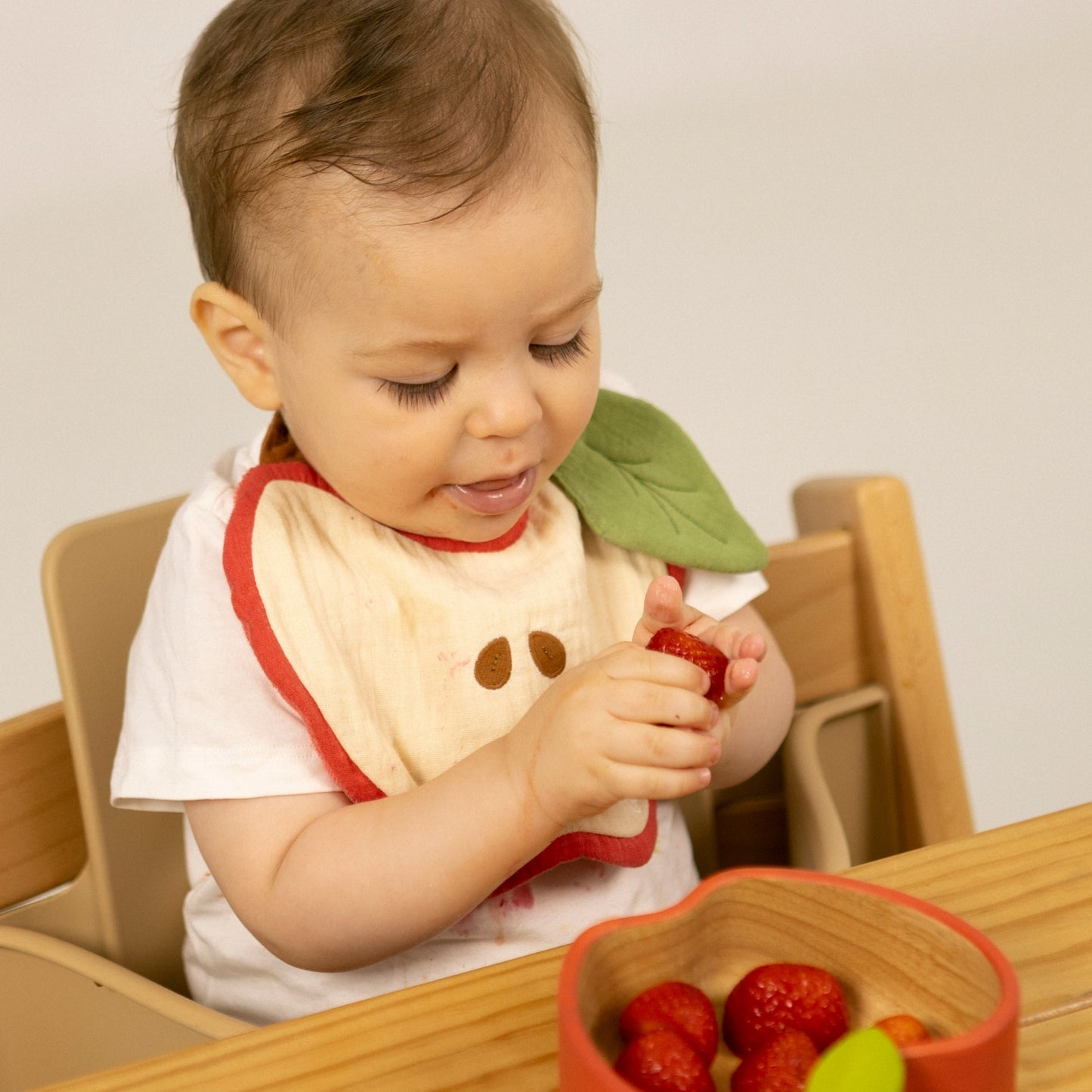 Oli & Carol - Pepa The Apple Bib