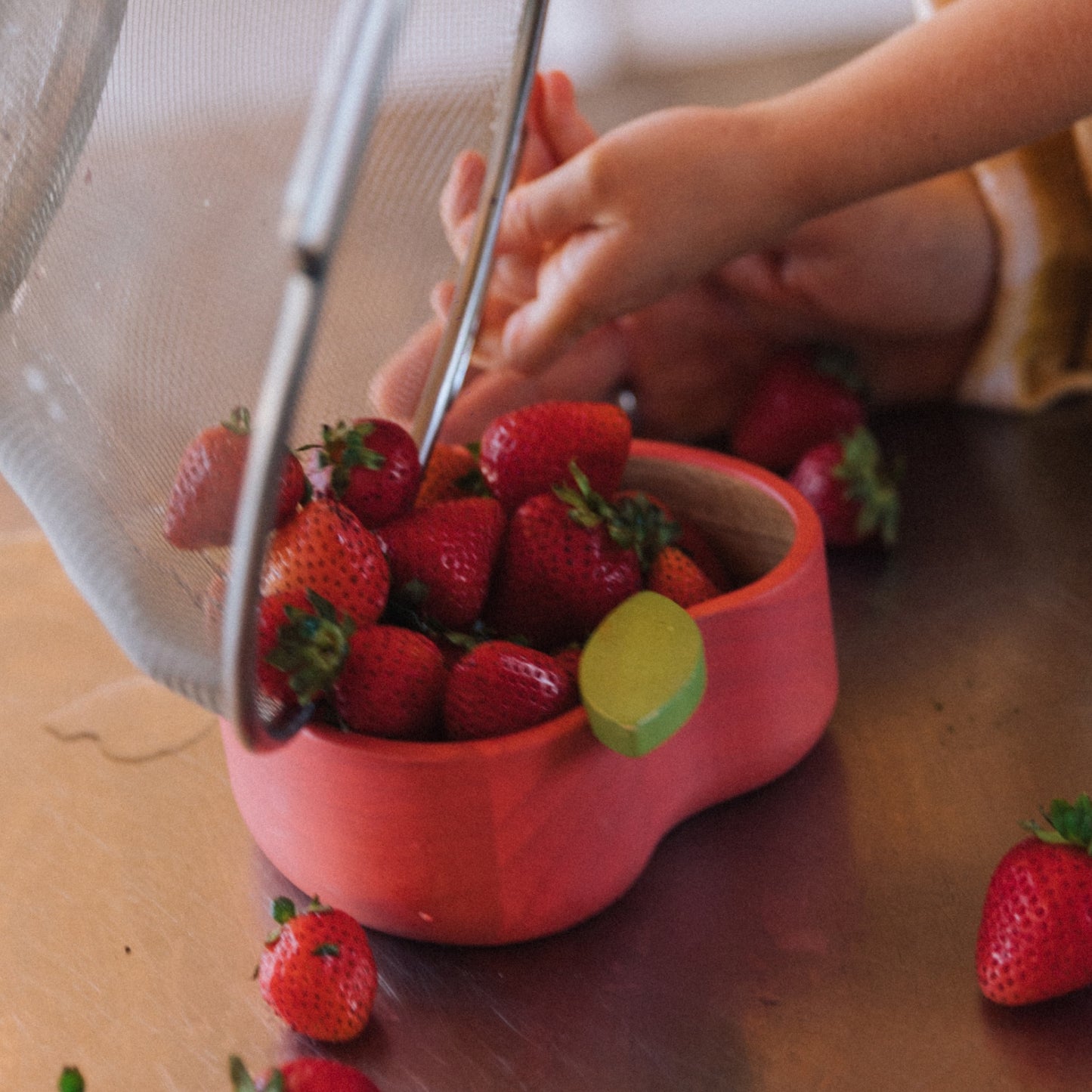Oli & Carol - Pepa The Apple Bowl & Spoon Set
